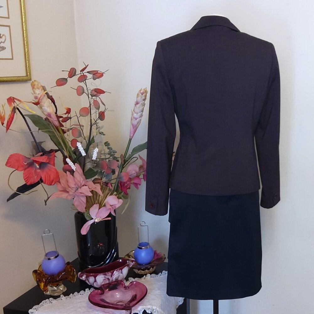 Women's Brown Tailored Blazer with 3-Button Front, size 10 - Picture 4 of 7